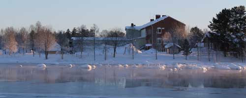 Kyrkholmsskolan, sedd från Verkströmmen en vinterdag.