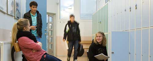 Elever i korridoren på Hornavanskolan.