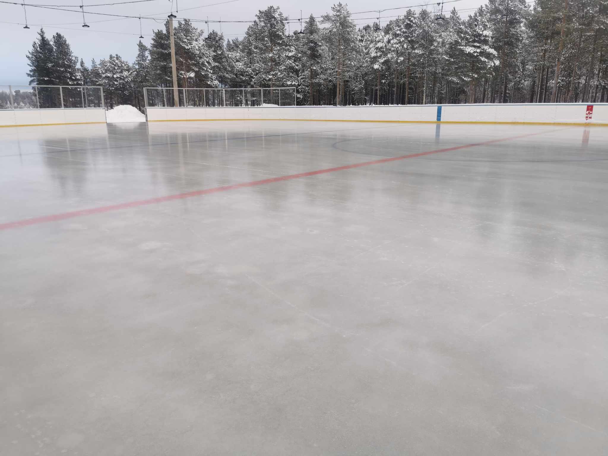 En hockeyrink med färdig oskuren is.