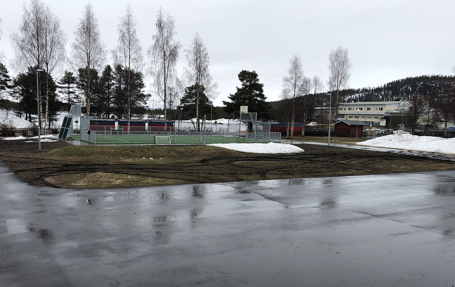 Foto på Kyrkholmsskolans skolgård och den förstörda gräsmattan.