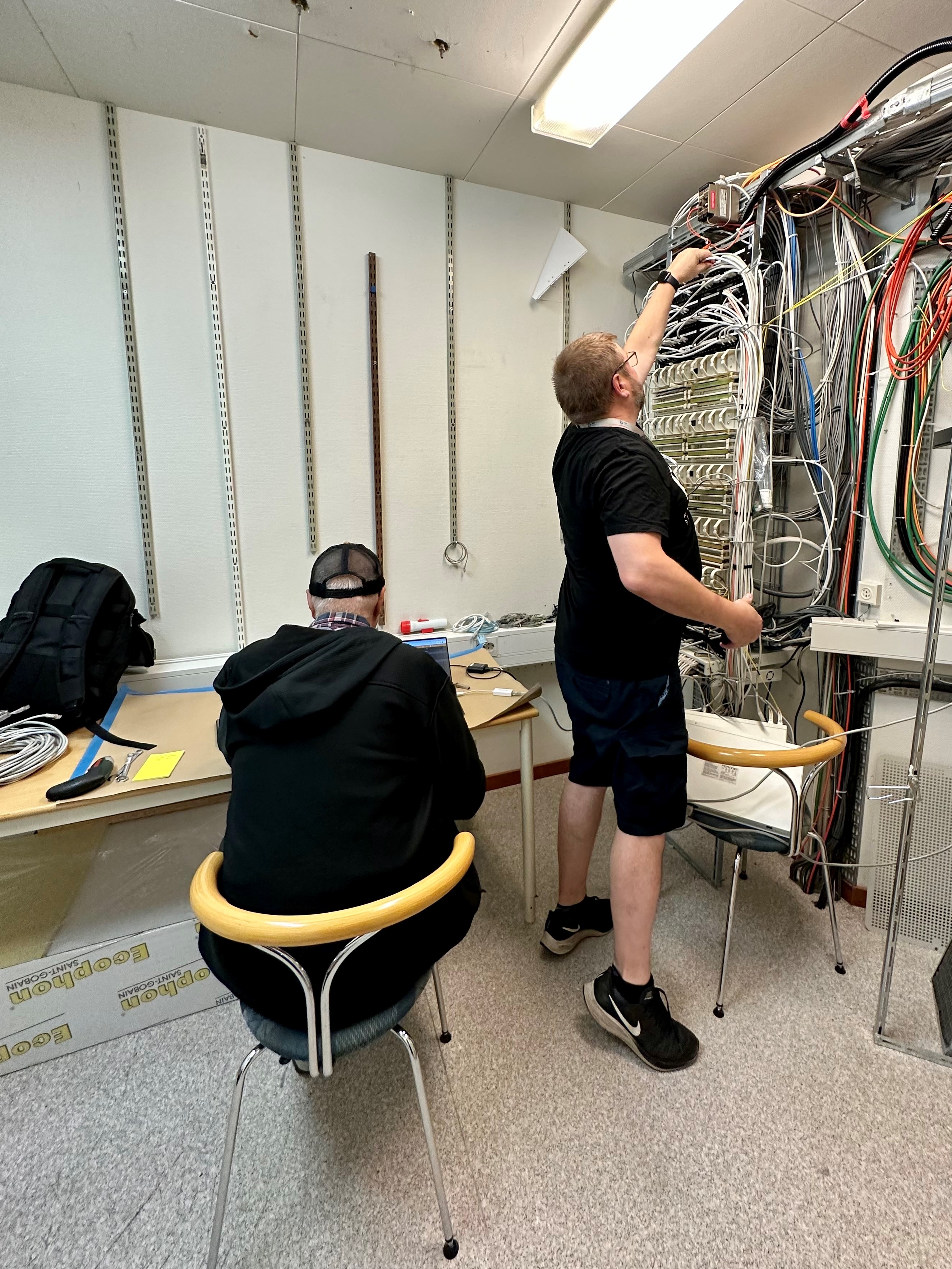 IT-tekniker arbetar i servercentralen